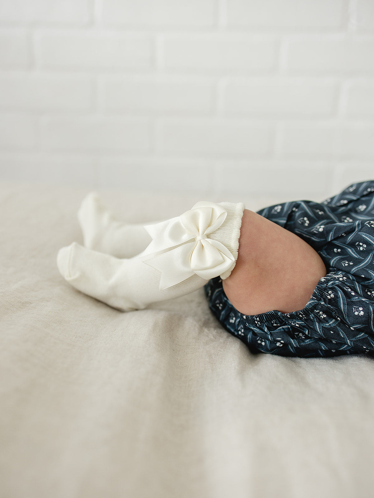 Mebie – Hochgeschnittene Socken mit Schleife