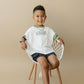 T-Shirt-Strampler mit individueller Stickerei und Farbblockdesign