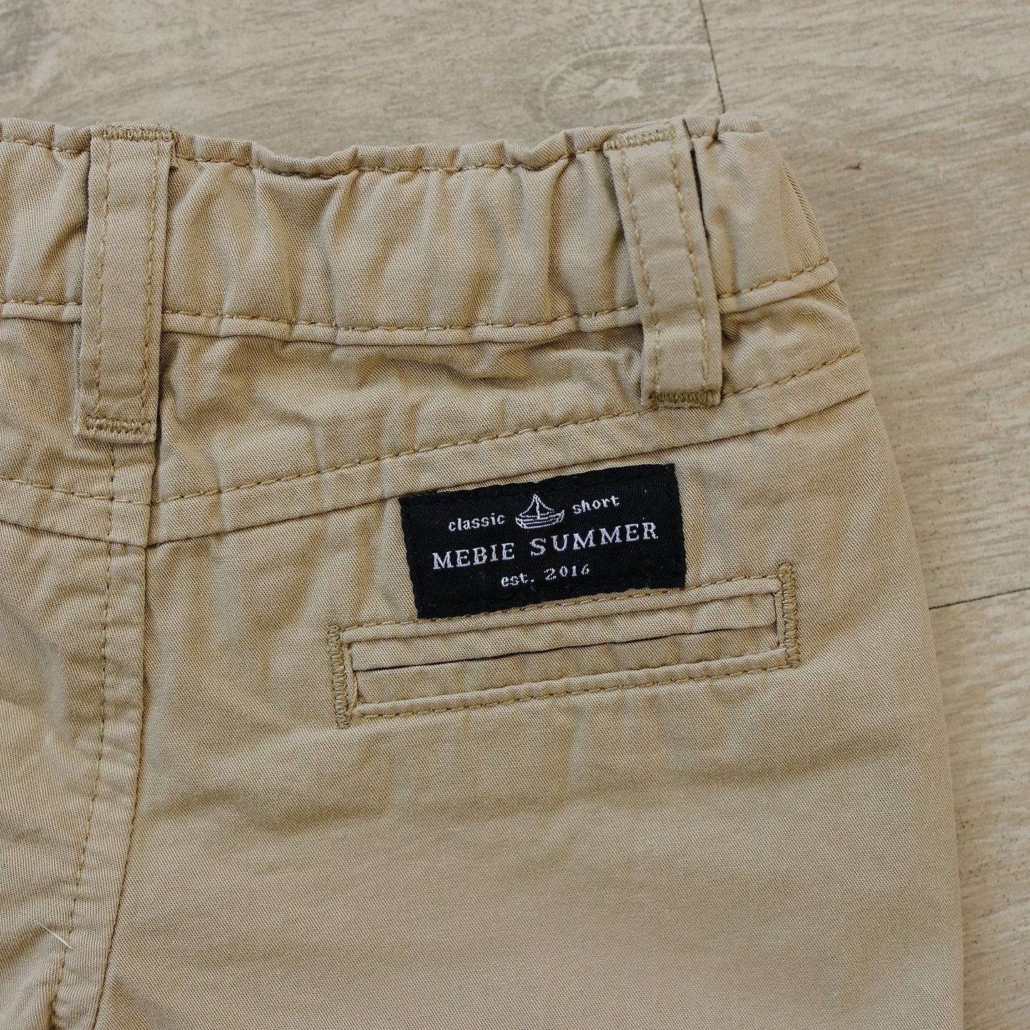 Khakifarbene Chino-Shorts