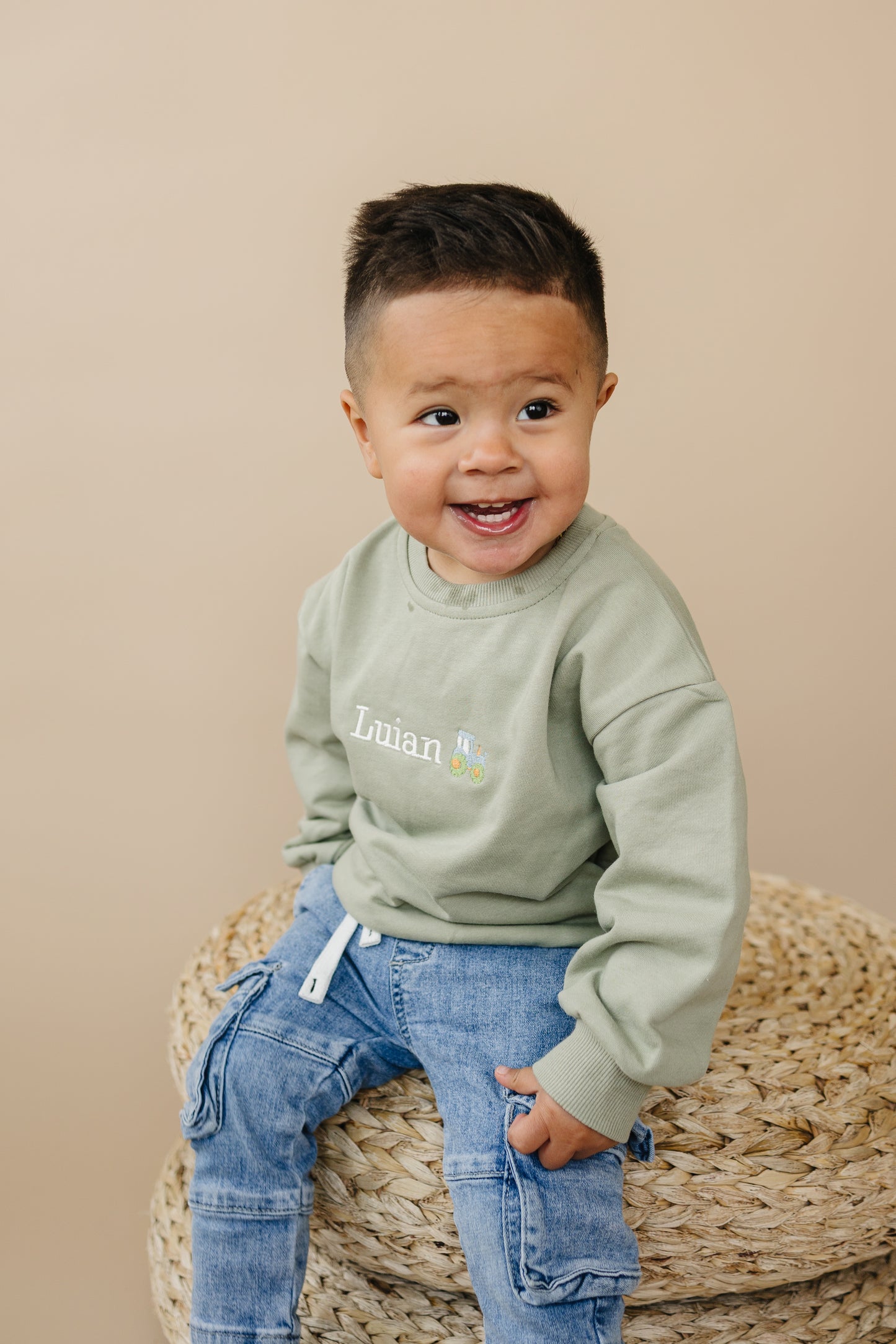 NEU: Individuell besticktes Sweatshirt mit Rundhalsausschnitt zum St. Patrick's Day - Salbeigrün