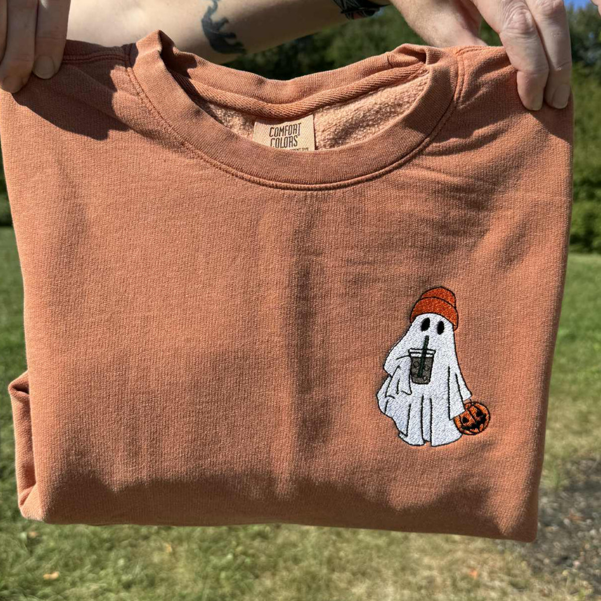 Besticktes Iced Coffee Ghost Comfort Colors T-Shirt für Erwachsene - weitere Farben