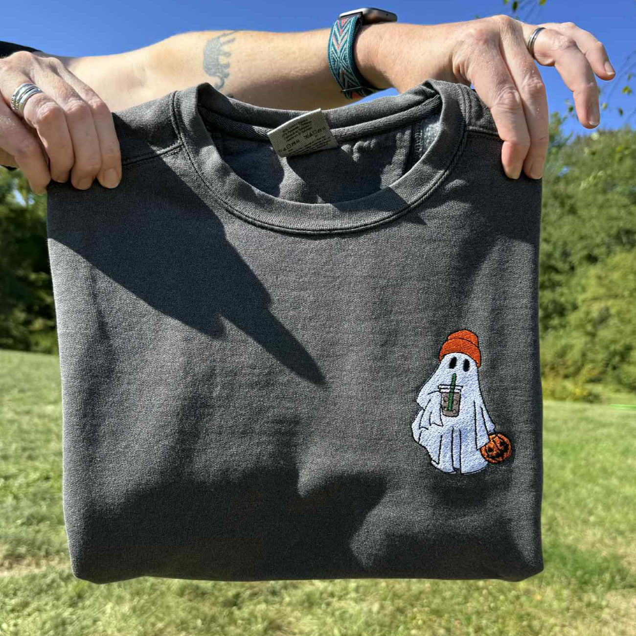 Besticktes Iced Coffee Ghost Comfort Colors T-Shirt für Erwachsene - weitere Farben
