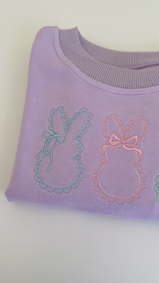 NEU: Individuell besticktes Sweatshirt mit Rundhalsausschnitt zum St. Patrick's Day – Creme